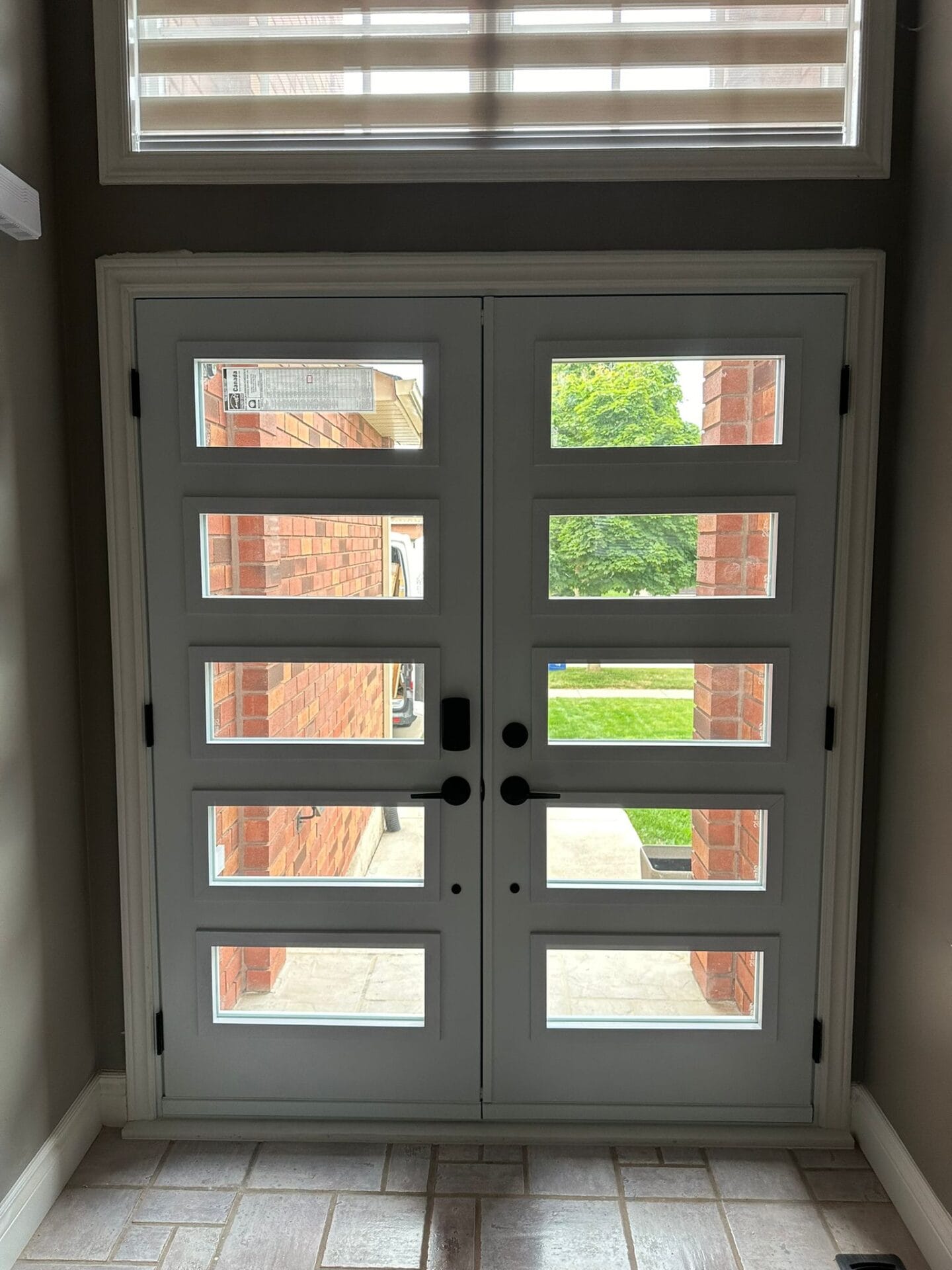 This description highlights the clear glass and its effect on the white door. Let me know if you need any further modifications.